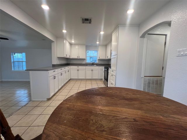 711 N Grimes Street, Giddings, TX 78942