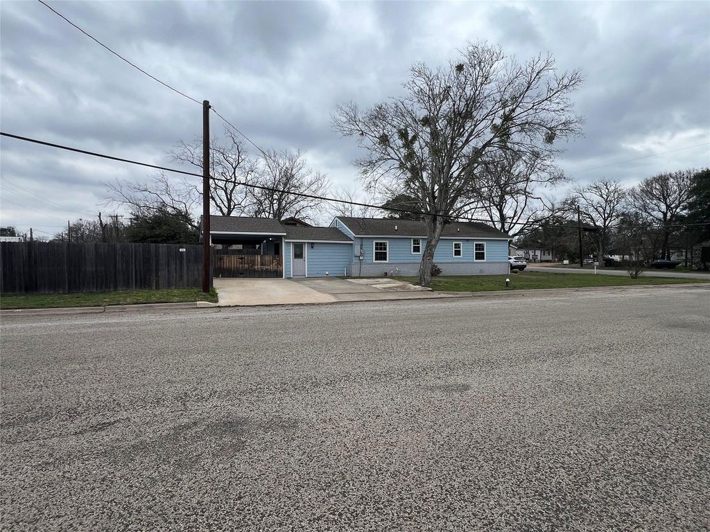 711 N Grimes Street, Giddings, TX 78942