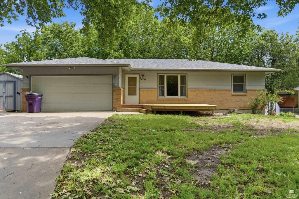 2304 Terry Way, Manhattan, KS 66502