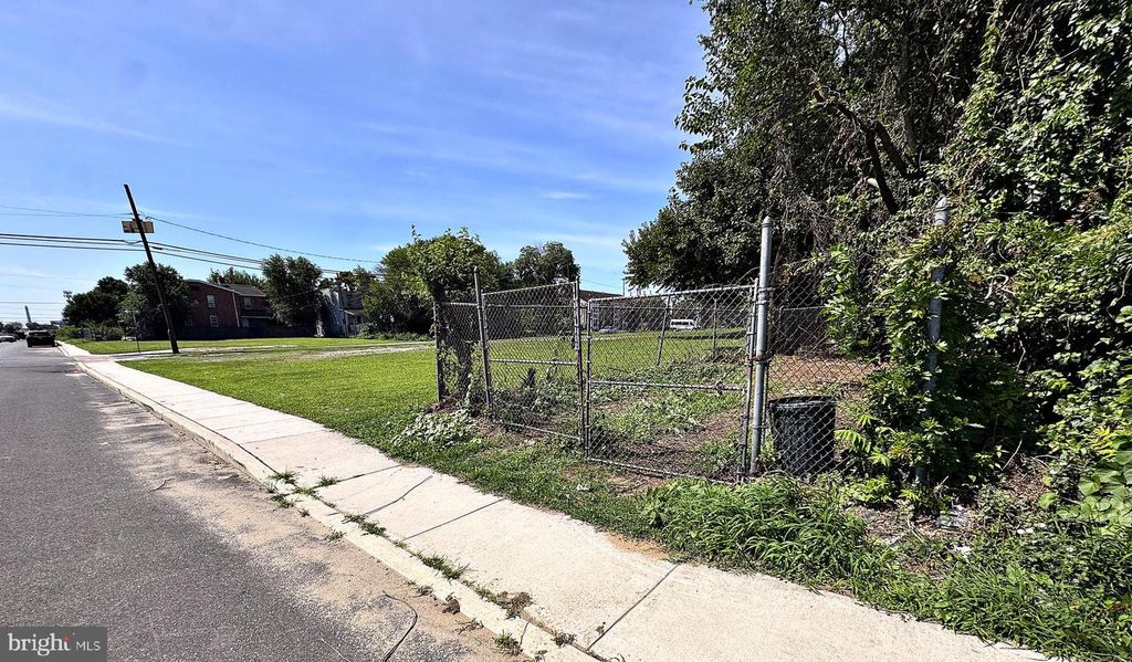 80 S OF SPRUCE ST, CAMDEN, NJ 08103 — exterior