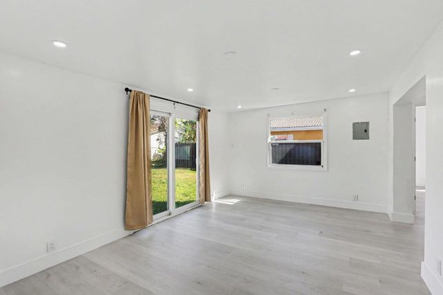 4005 NW 76th Avenue, Coral Springs, FL 33065