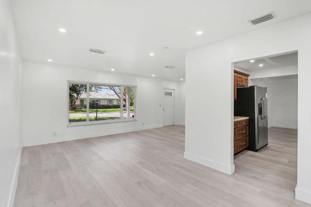 4005 NW 76th Avenue, Coral Springs, FL 33065