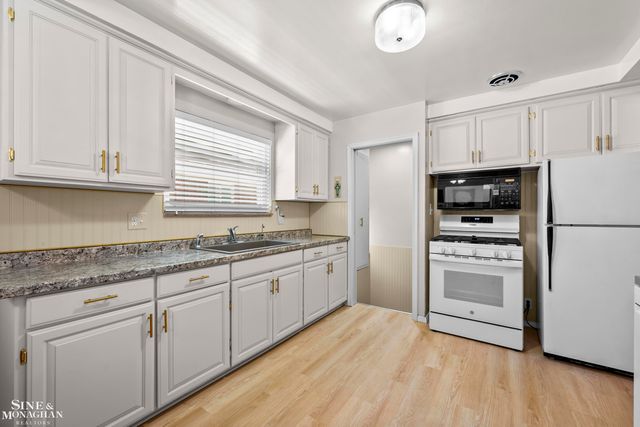 20919 Ardmore Park Drive, Saint Clair Shores, MI 48081