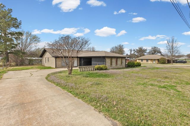 706 S Manson Street, Wolfe City, TX 75496