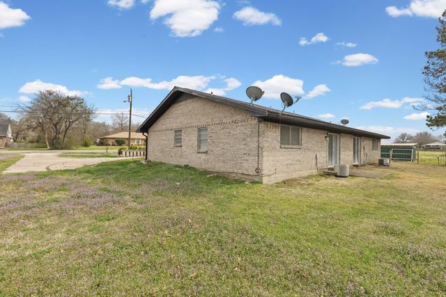 706 S Manson Street, Wolfe City, TX 75496