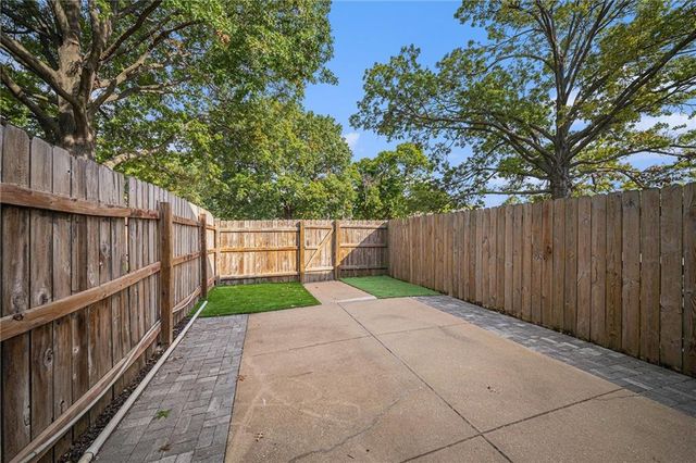 8602 W 84th Terrace, Overland Park, KS 66212