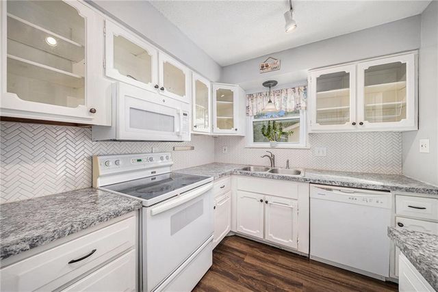 8602 W 84th Terrace, Overland Park, KS 66212