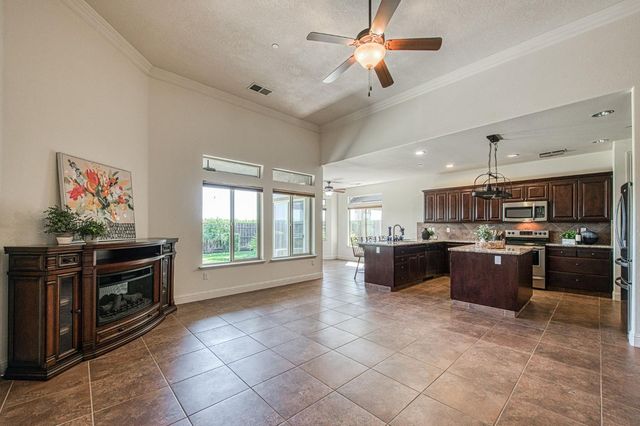 2952 25th Avenue, Kingsburg, CA 93631