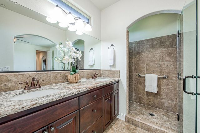 2952 25th Avenue, Kingsburg, CA 93631