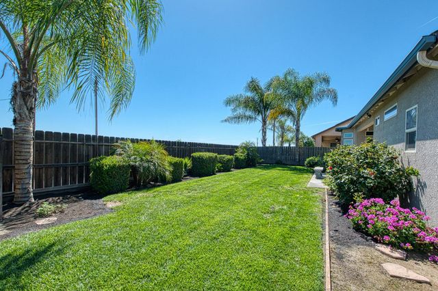 2952 25th Avenue, Kingsburg, CA 93631