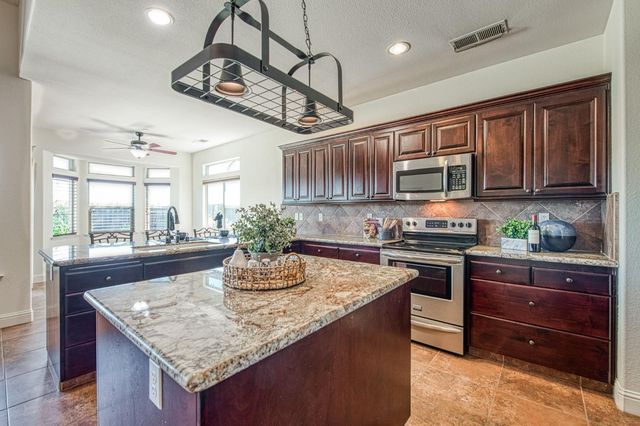 2952 25th Avenue, Kingsburg, CA 93631