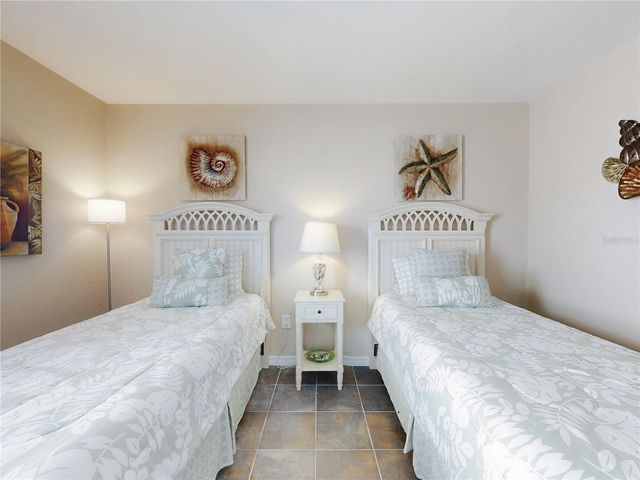 1305 WAYNE AVENUE, New Smyrna Beach, FL 32168