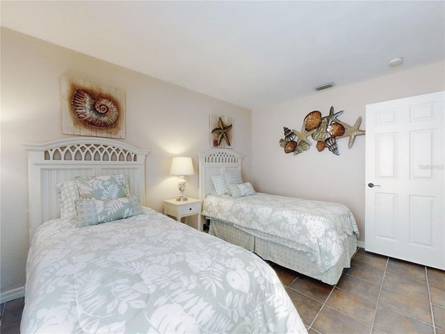 1305 WAYNE AVENUE, New Smyrna Beach, FL 32168