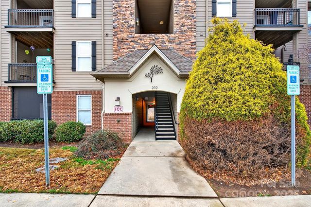 202 Brickton Village Circle 201, Fletcher, NC 28732