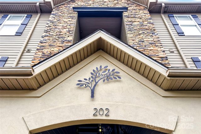 202 Brickton Village Circle 201, Fletcher, NC 28732