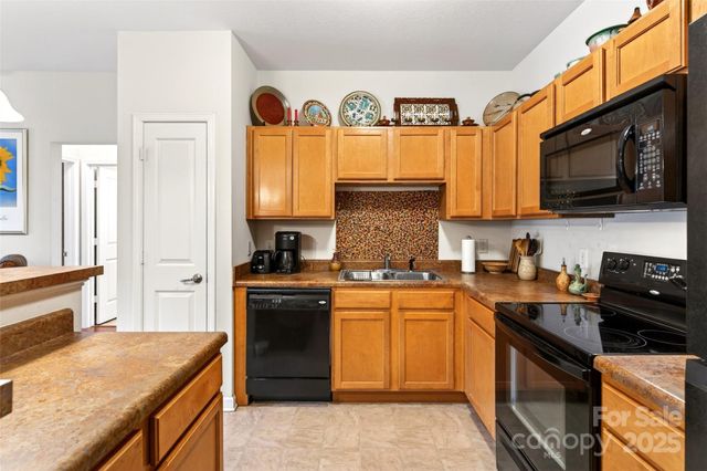 202 Brickton Village Circle 201, Fletcher, NC 28732