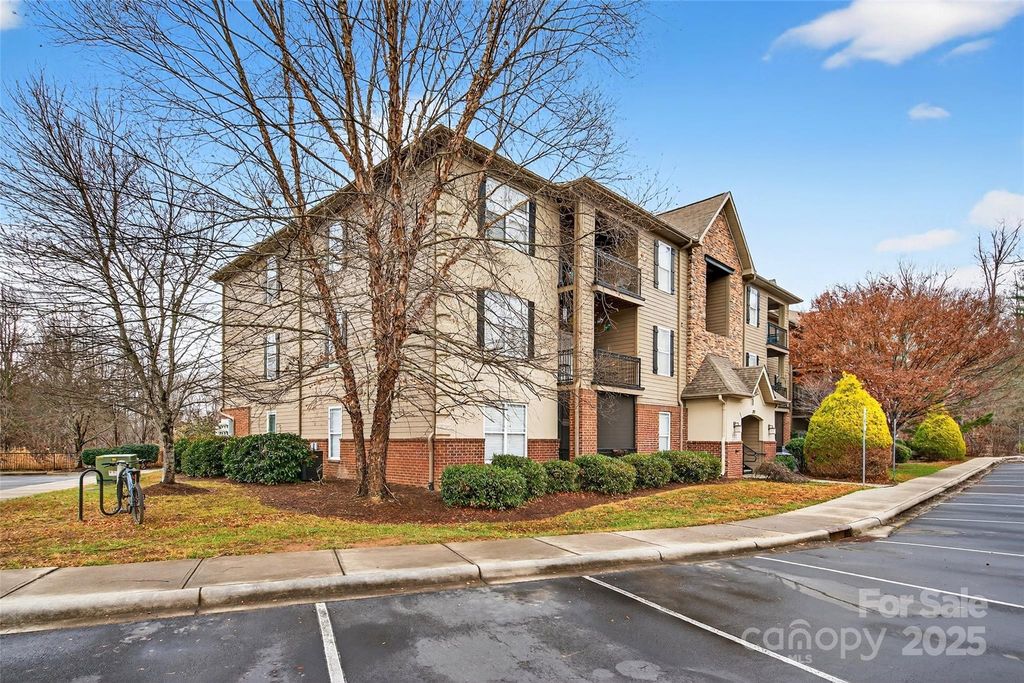 202 Brickton Village Circle 201, Fletcher, NC 28732