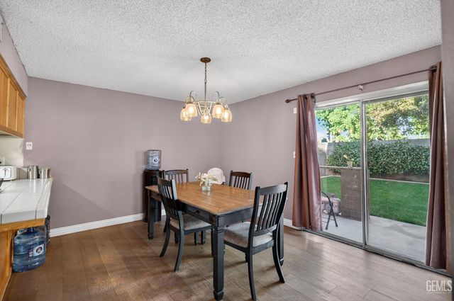 2912 Pecangrove Drive, Bakersfield, CA 93311