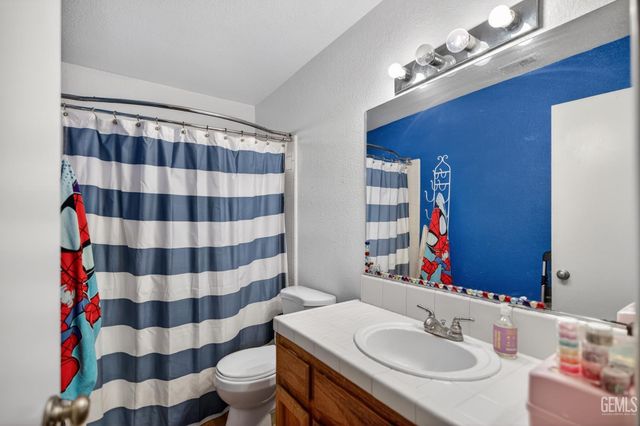 2912 Pecangrove Drive, Bakersfield, CA 93311