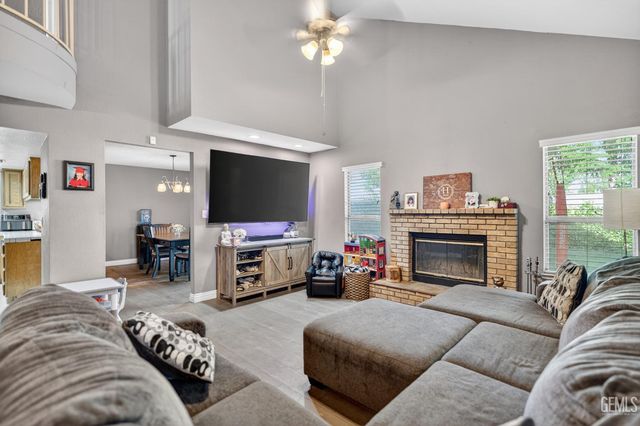 2912 Pecangrove Drive, Bakersfield, CA 93311