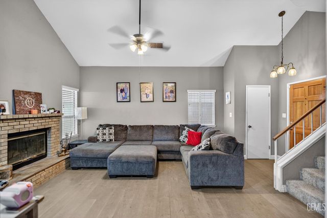 2912 Pecangrove Drive, Bakersfield, CA 93311