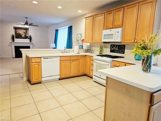 806 Falls Creek DR, Chesapeake, VA 23322