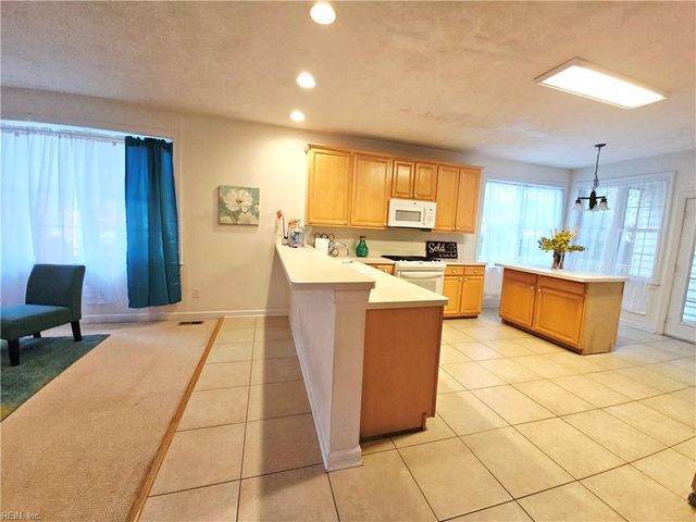 806 Falls Creek DR, Chesapeake, VA 23322