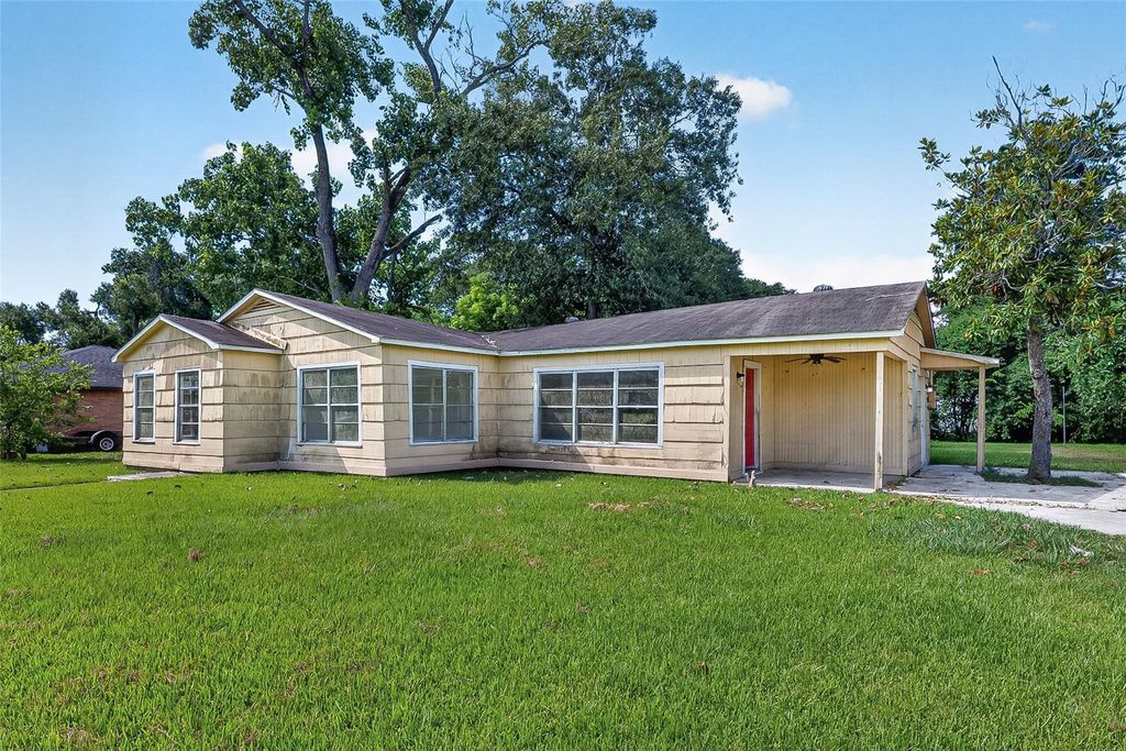 2101 E Fayle Street, Baytown, TX 77520