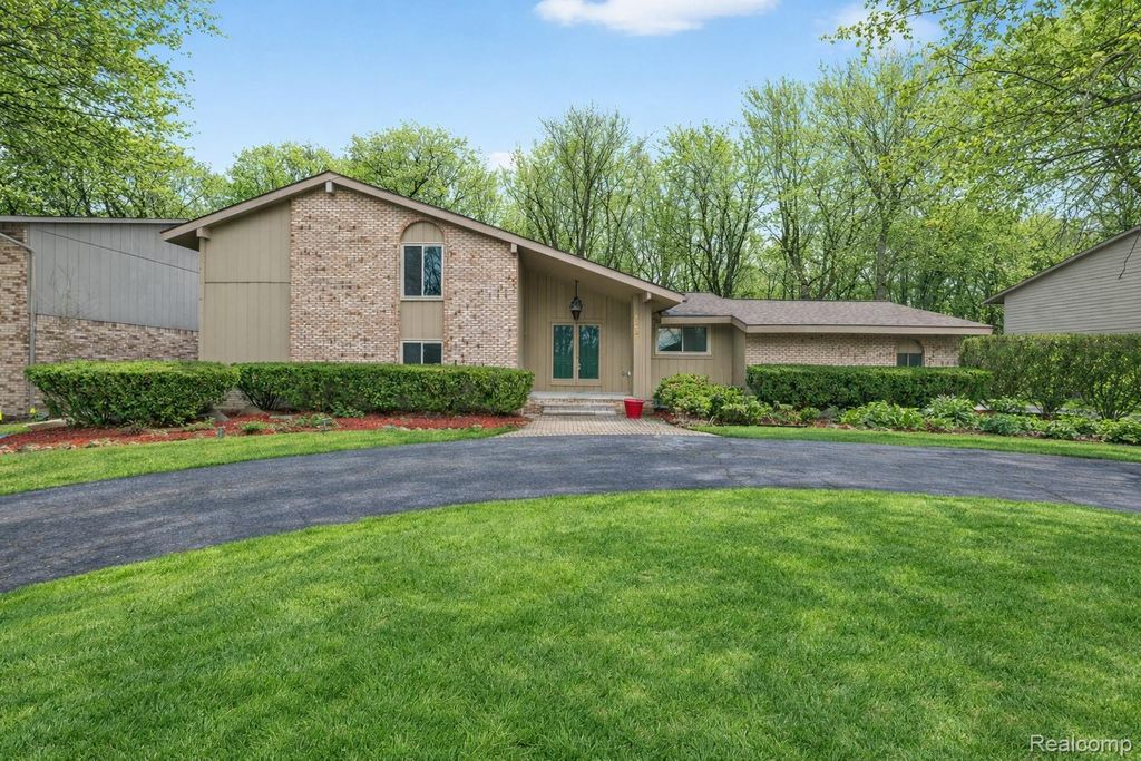 28902 Creek Bend Drive, Farmington, MI 48331