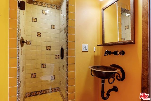 2411 Castle Heights Avenue, Los Angeles, CA 90034