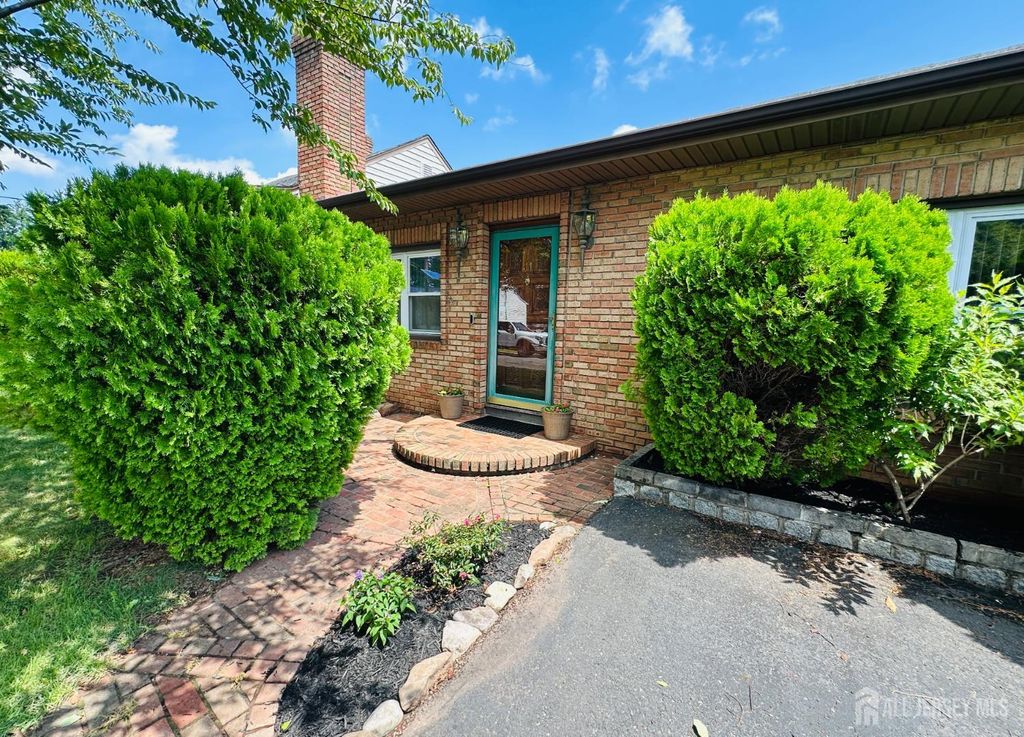 11 Demarest Place, Piscataway, NJ 08854