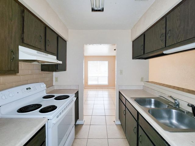 1511 Barcelona Way, Baytown, TX 77520