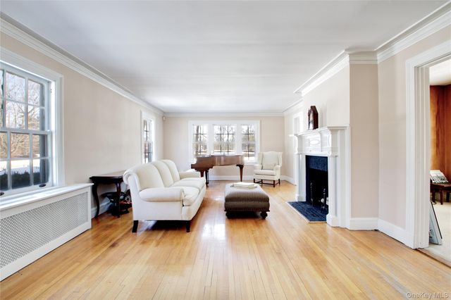 6 Emmet Place, Garden City, NY 11530