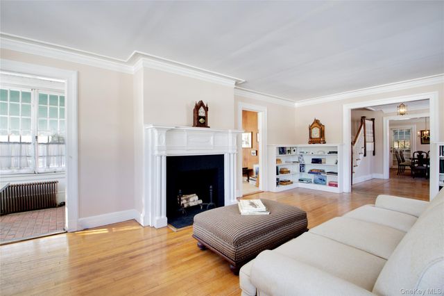 6 Emmet Place, Garden City, NY 11530