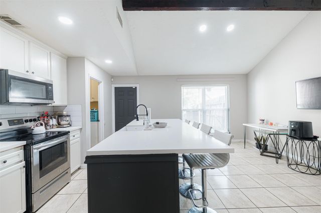 9116 Wilcrest Drive 9116, Houston, TX 77099