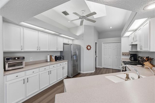 10121 KINGSHYRE WAY, Tampa, FL 33647