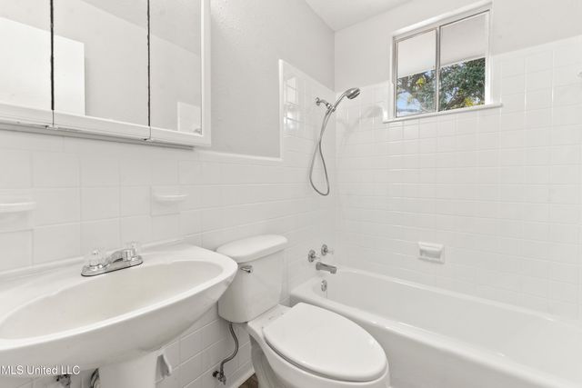 11 Fleetwood Place, Ocean Springs, MS 39564