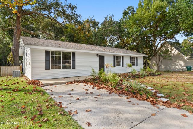 11 Fleetwood Place, Ocean Springs, MS 39564