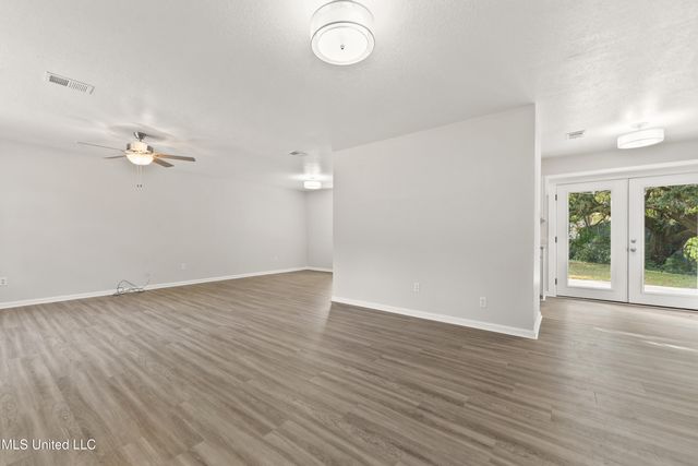 11 Fleetwood Place, Ocean Springs, MS 39564