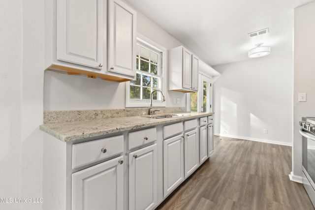 11 Fleetwood Place, Ocean Springs, MS 39564