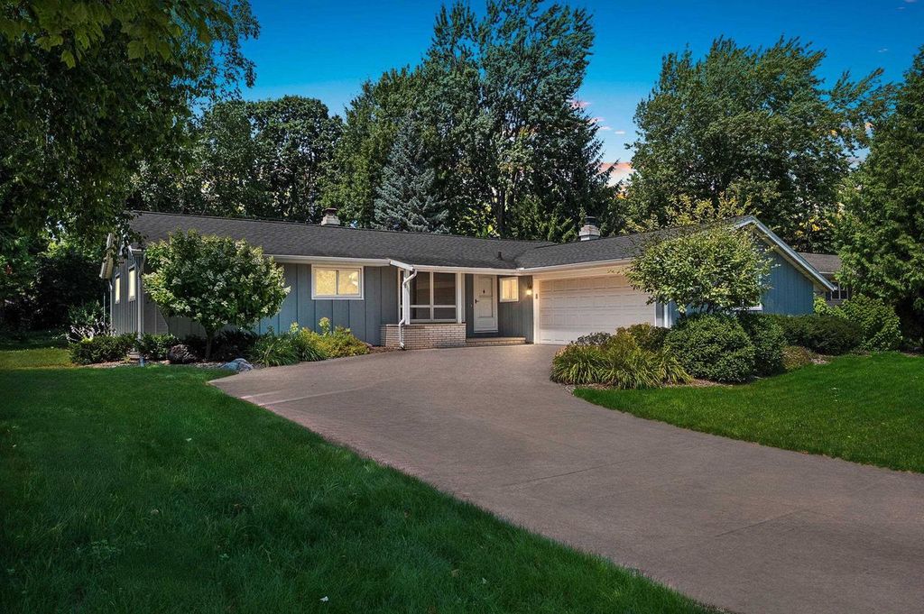 2407 S CLOVER LANE, Appleton, WI 54915