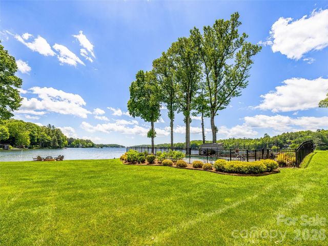 24 E Toxaway Shores Road 20, Lake Toxaway, NC 28747
