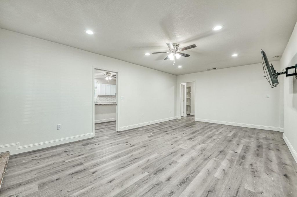 Image 10 of property listing at 332 E Shields Avenue, Fresno, CA 93704