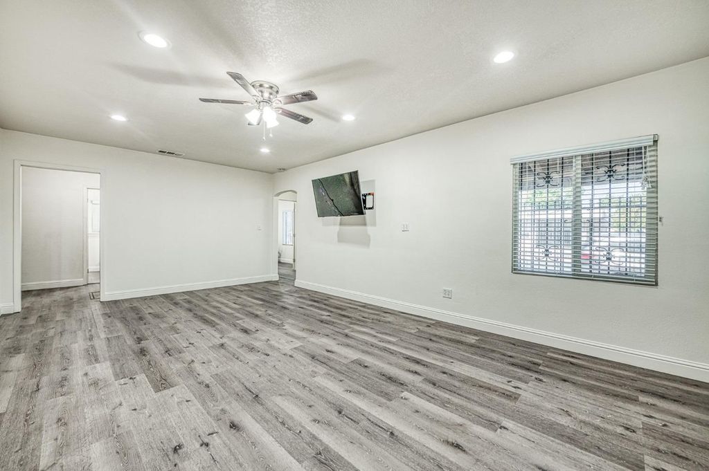 Image 11 of property listing at 332 E Shields Avenue, Fresno, CA 93704