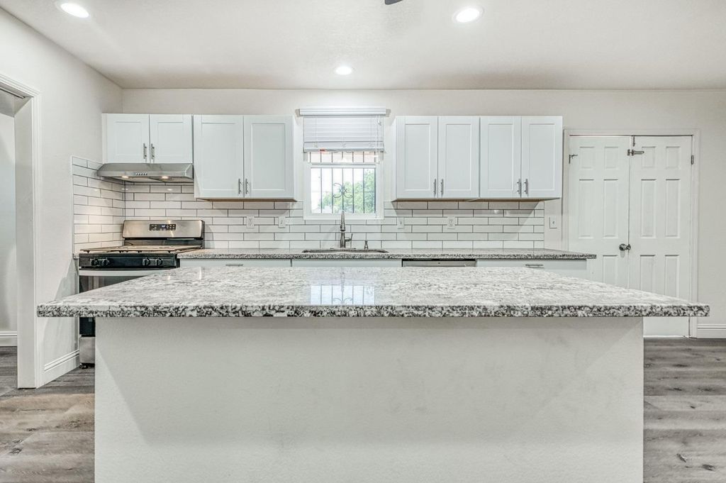 Image 12 of property listing at 332 E Shields Avenue, Fresno, CA 93704