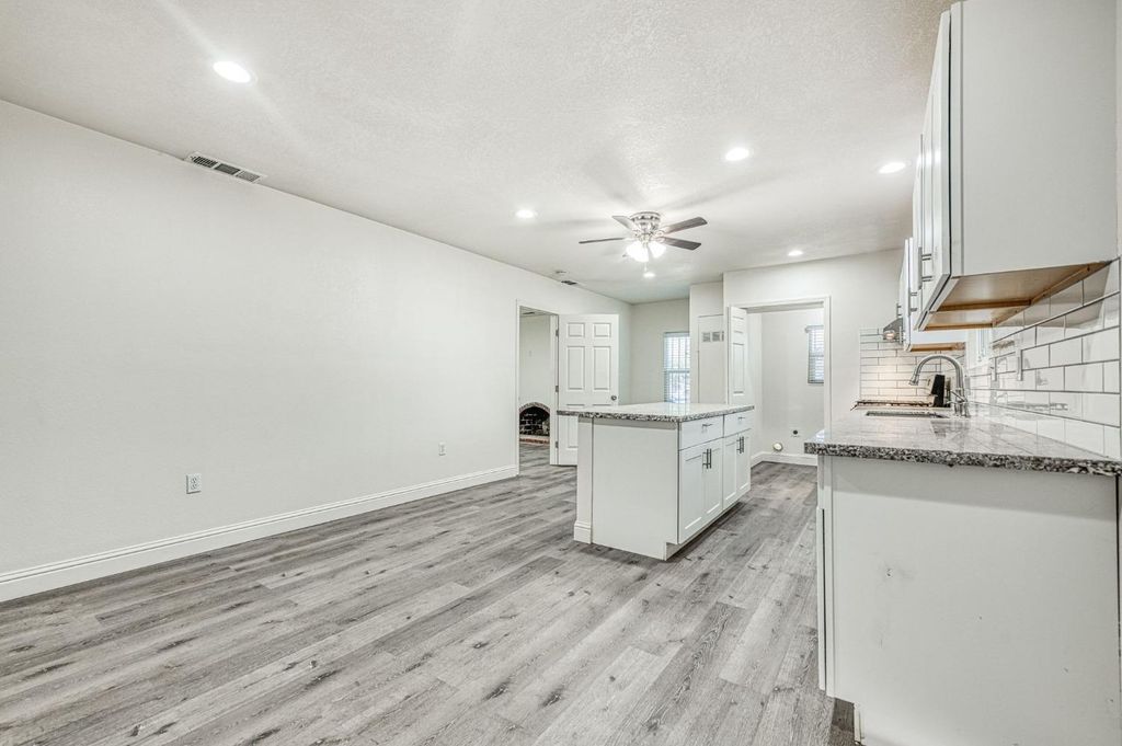 Image 16 of property listing at 332 E Shields Avenue, Fresno, CA 93704