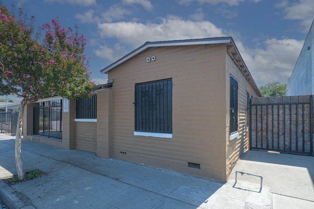 Image 2 of property listing at 332 E Shields Avenue, Fresno, CA 93704
