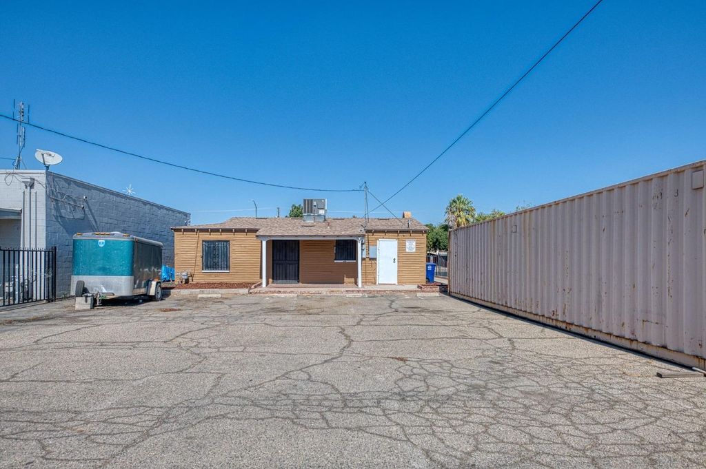 Image 26 of property listing at 332 E Shields Avenue, Fresno, CA 93704