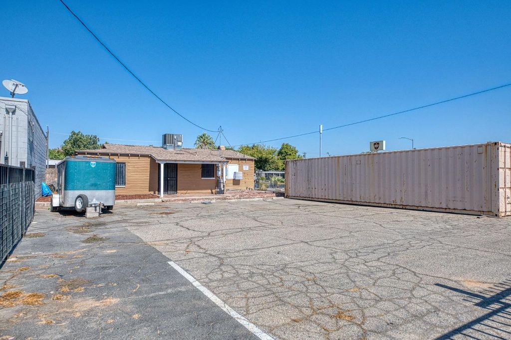 Image 27 of property listing at 332 E Shields Avenue, Fresno, CA 93704
