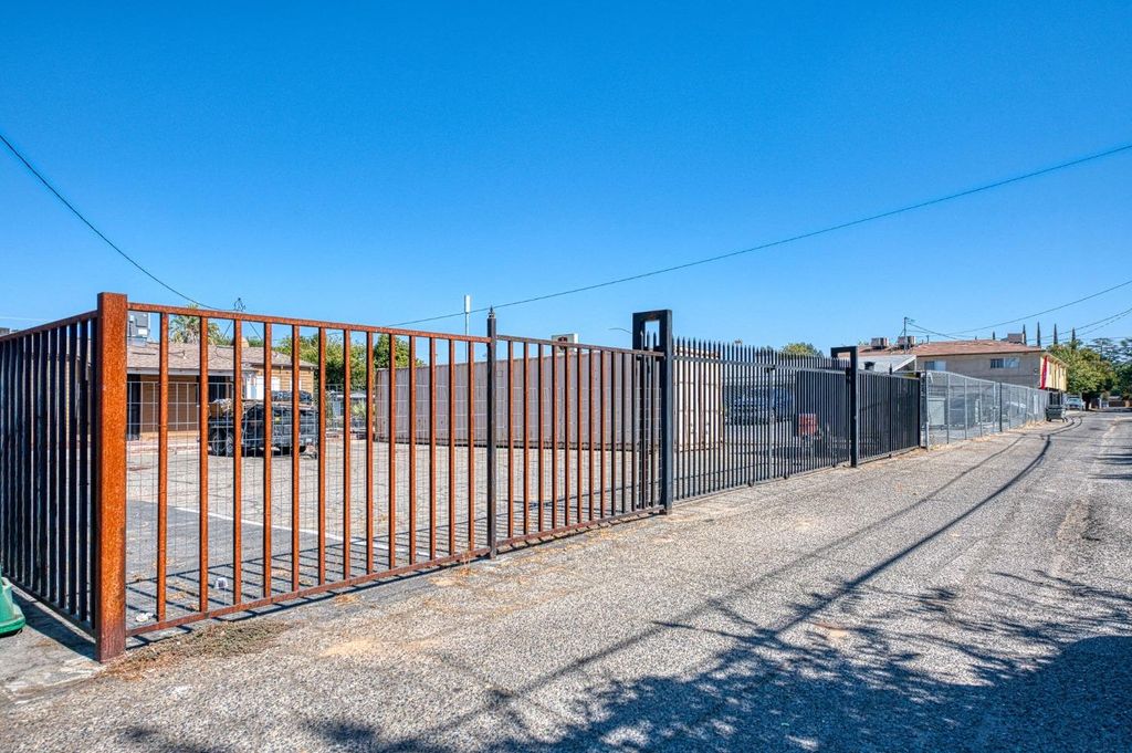 Image 28 of property listing at 332 E Shields Avenue, Fresno, CA 93704